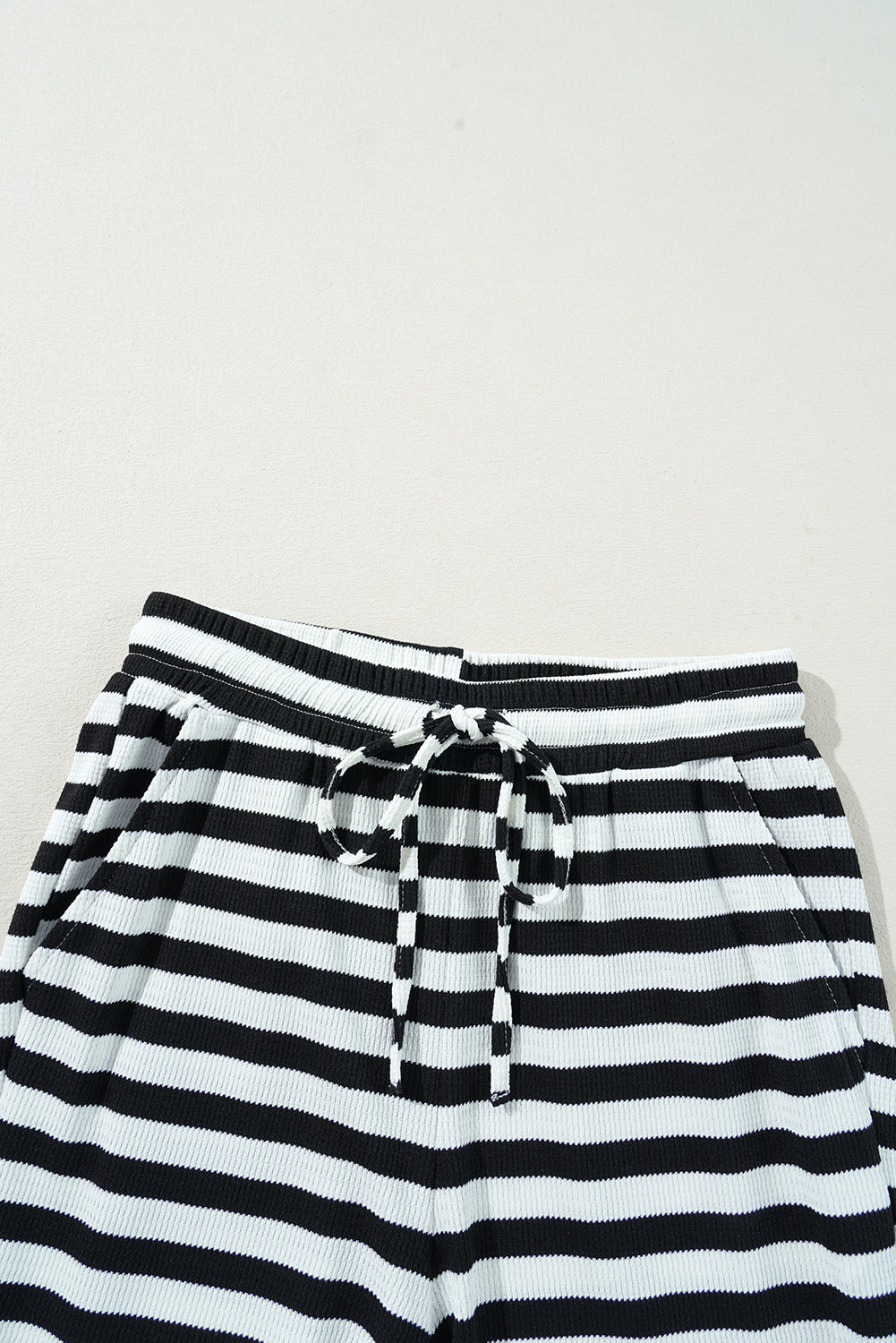 Pantalones acampanados a rayas con rayas y encajes -ups con cintura negra Pantalones acampanados a rayas con rayas y encajes -ups con cintura negra