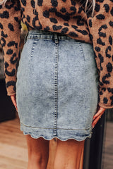 Jupe courte en jean à taille haute, boutons devant et bas festonné