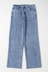 Amplios jeans con una pierna derecha y mosaicos de estrellas azules al estilo de aluminio