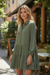 Mini-robe chemise plissée boutonnée à manches bouffantes et à plusieurs niveaux vert jungle
