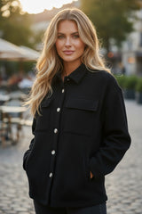 Chaqueta de manga larga abotonada en un solo negro de color negro