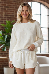 Sala de estar grande de dos habitaciones en el leopardo de textura gris claro