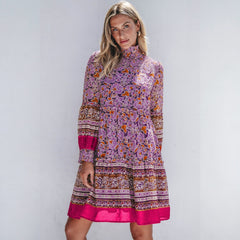 Mini-robe florale smockée à manches bouffantes *