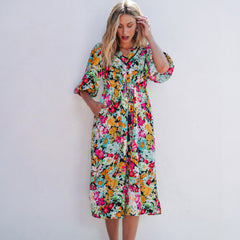 Vestido floral verde con mangas hinchadas y collar V *
