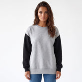 Sudadera gris con hombros caídos y mosaicos de dos tonos