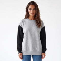 Sudadera gris con hombros caídos y mosaicos de dos tonos