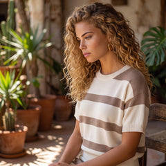 Pull léger à rayures beige et manches courtes