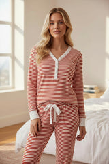 Ensemble avec haut boutonné et pantalon à taille nouée à rayures rouges