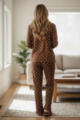 Ensemble pyjama 2 pièces : chemise à manches longues et pantalon à pois marron