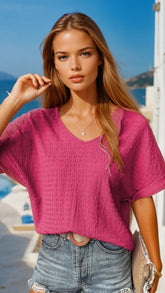 Camiseta rosa rosa con textura rosa con mangas enrolladas y collar V *