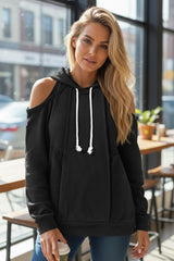 Sudadera con capucha negra con cordón apretado y hombros desnudos con costuras visibles