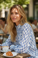 Flied neck shirt and lantern sleeves *