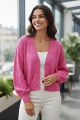 Cardigan léger fuishia en crochet boutonné sur le devant.