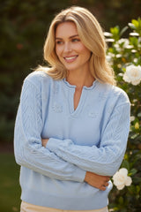 Pull tricoté à col cranté et détail de fleurs *