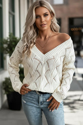 Pull beige en tricot ajouré à col en V *