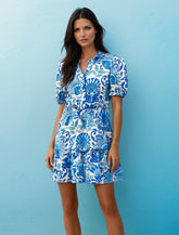 Mini-robe à volants à la taille avec cordon de serrage *