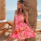 Robe courte à bretelles spaghetti et col surplis à taille froncée à fleurs rouges