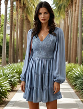 Mini-robe smockée à manches longues *