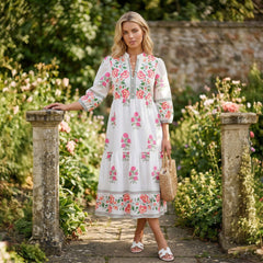 Robe longue blanche à imprimé floral, col mandarin et manches 3/4