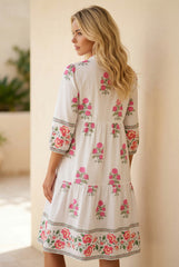 Robe longue blanche à imprimé floral, col mandarin et manches 3/4