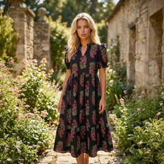 Robe longue noire à volants et manches courtes bouffantes à fleurs
