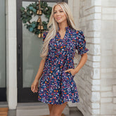 Robe courte à manches courtes bouffantes et col fendu