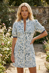 Robe courte à manches courtes et col patchwork rayé