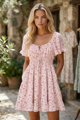 Robe courte fleurie rose à volants et manches courtes