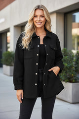 Chaqueta abotonada negra con un bolsillo de aleta con textura plana