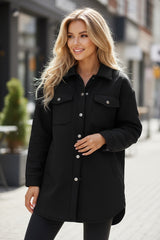 Chaqueta abotonada negra con un bolsillo de aleta con textura plana
