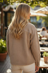 Chaqueta abotonada de color caqui oscuro con bolsillo de pecho texturizado