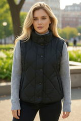 Abrigo de chaleco acolchado negro con collar alto y bolsillo abotonado