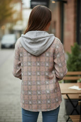 Chaqueta con capucha violeta y cordón de apriete contrastante