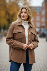 Chaqueta de manga larga abotonada en terciopelo acanalado de color caqui oscuro