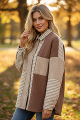 Amplia chaqueta en mosaicos texturizados con un contraste de color caqui-drove