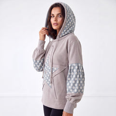 Sweat à capuche ample bleu à patchwork floral et étoiles