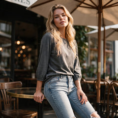 Blusa gris medio con manga 3/4 y cuello redondo unido