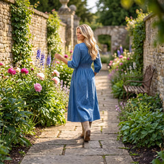 Robe midi en jean bleu à taille smockée et fermeture zippée