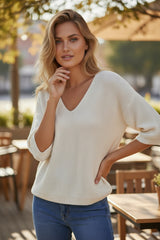 3 couleurs pour Le pull côtelé au col V qu’on adopte pour la vie