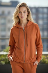 2 couleurs pour l'ensemble deux pièces : sweat zippé à capuche + pantalon