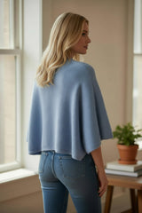 🧶 Élégance Flottante – Poncho Tricoté Bleu ciel
