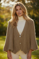 🧶 Élégance Flottante – Poncho Tricoté Beige foncé