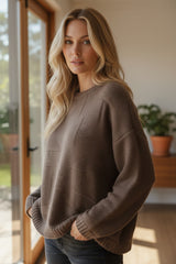 Pull col rond avec motifs géométriques en relief marron