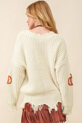 Pull ample beige en tricot torsadé avec ourlet brut et col en V