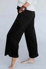 Grandes pantalones negros con costuras minerales y aparentes