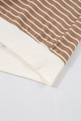 Top de manga larga y cuello redondo texturizado con textura de color caqui con rayas y bordes parchados