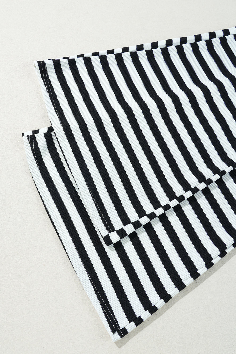 Pantalones acampanados a rayas con rayas y encajes -ups con cintura negra Pantalones acampanados a rayas con rayas y encajes -ups con cintura negra