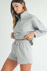 Ensemble sweat-shirt zippé et short gris clair à col montant-A WOMAN WE LOVE