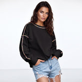 Sudadera de hombro cayendo negro y borde contrastante de arco iris