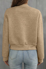 Chaqueta de color caqui pálido con collar de béisbol texturizado y geométrico